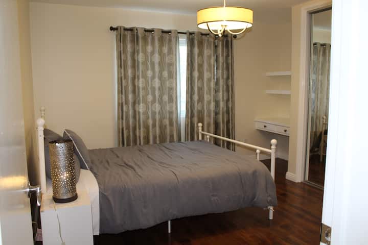 camera da letto - letto matrimoniale e scrivania per i viaggi di lavoro