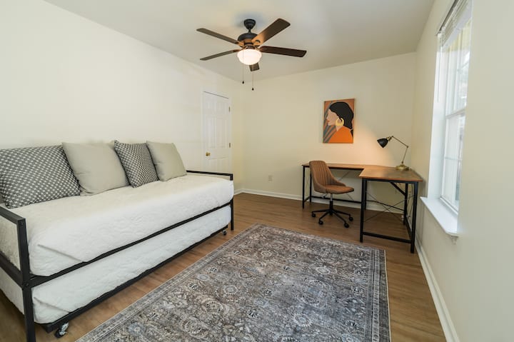 غرفة نومنا الرابعة ، والتي تتضمن سريرًا نهاريًا وهي مساحة مكتبية مشتركة. يرجى ملاحظة أن غرفة النوم هذه تحتوي على فاصل للخصوصية بدلاً من باب.