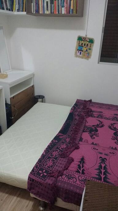 Cama de solteiro aberta com auxiliar