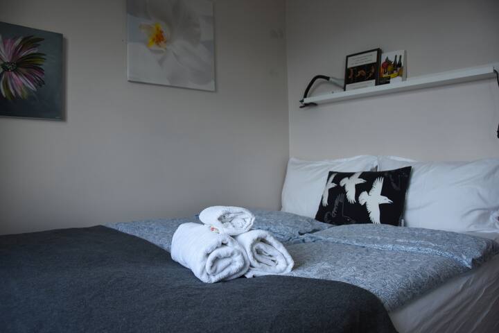 Raven's Room in the Center of Höfn - Free Geothermal Pool Entrance