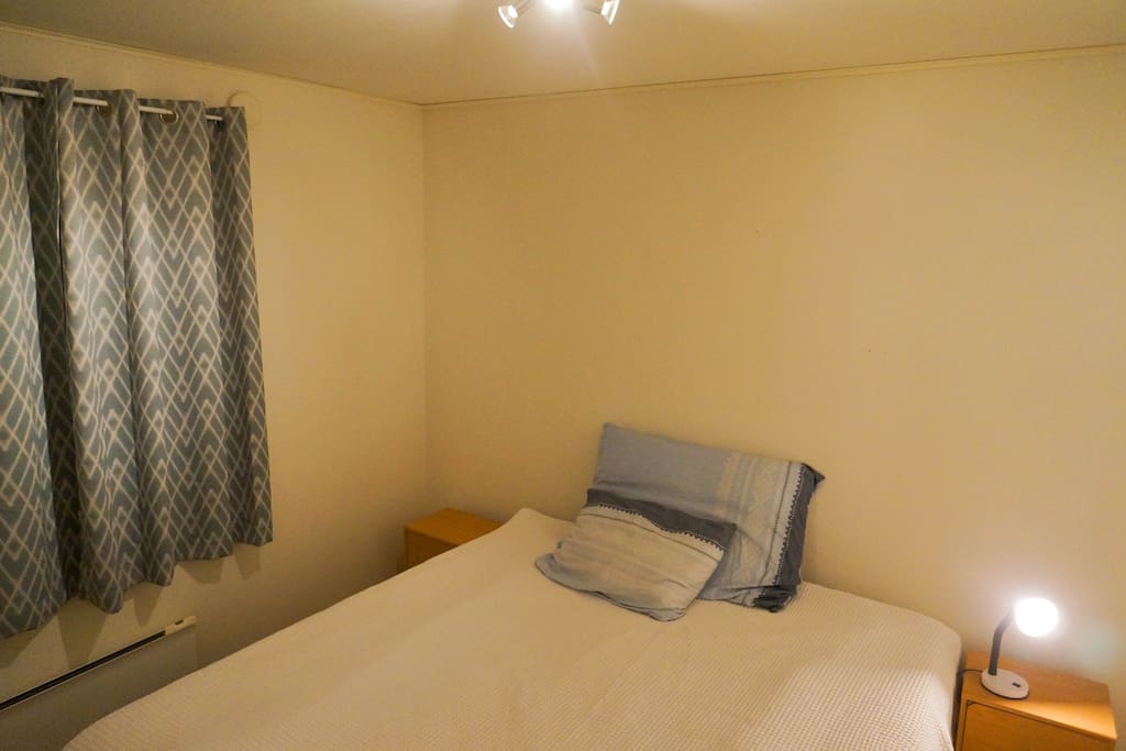 Main bedroom. 180cm bed. Here you will get a good night sleep.