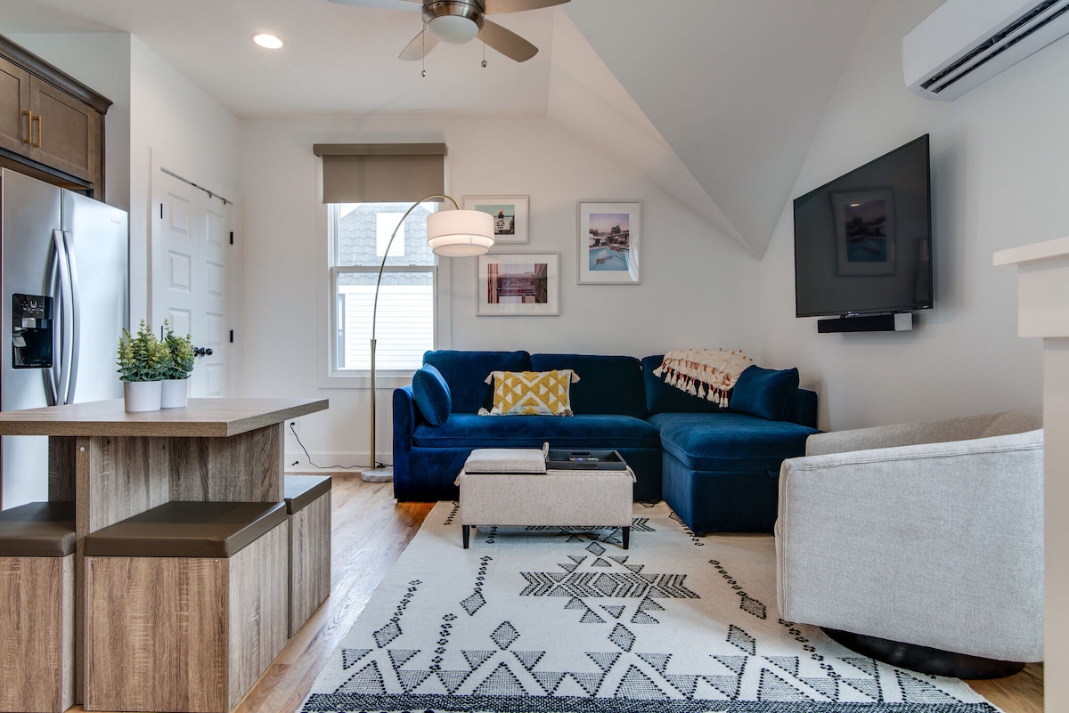 Glavni dnevni prostor pažljivo je osmišljen kako bi se osigurao besprijekoran i udoban boravak, pružajući savršeno ugodno utočište za opuštanje i povezivanje.