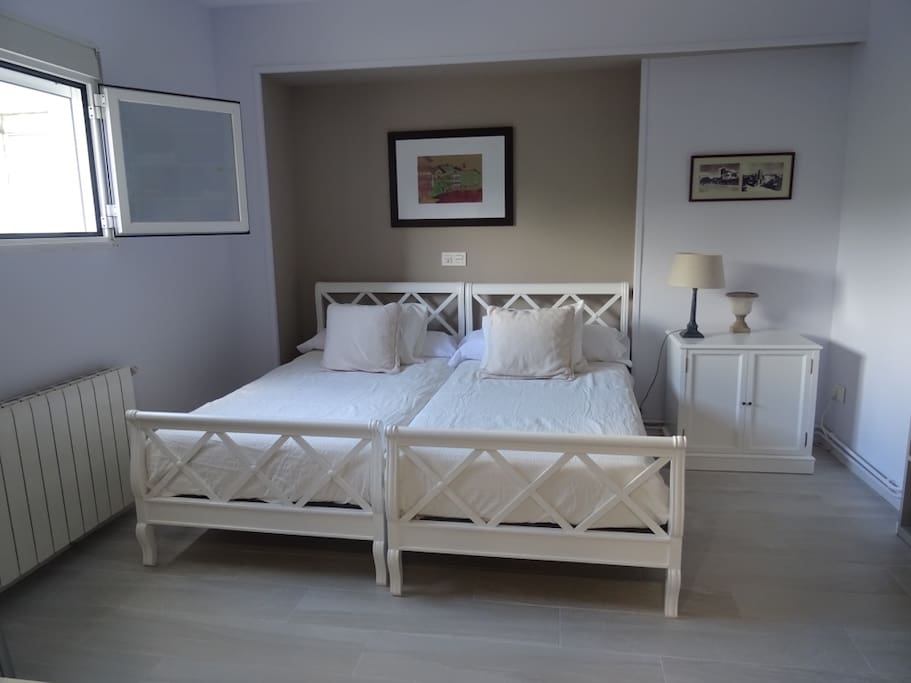 Cuarto principal: 2 camas individuales, TV, armarios y baño propio.