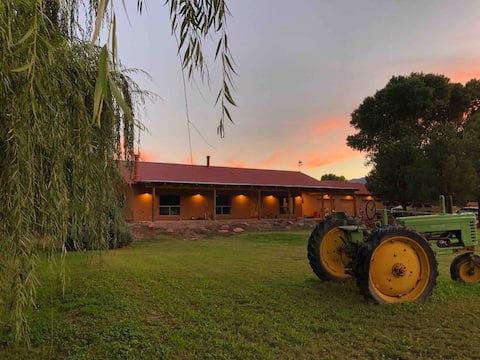 Popular Airbnb listing: Cottonwood King Suite - Country Getaway! in Verde Village