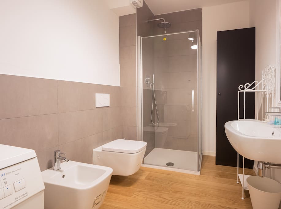 APARTMENT 1 (BATHROOM)