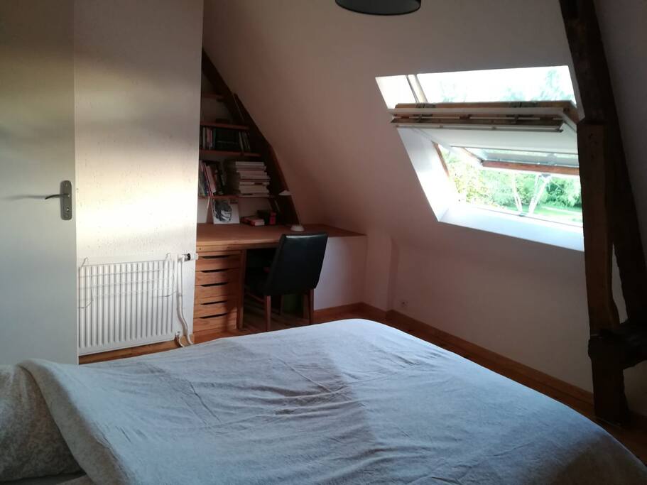 Chambre privative avec lit double et espace de travail