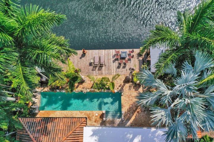 Private Villa: Waterfront, Pool, Tropical Oasis gallery image 3