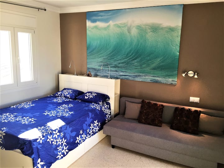 Საძინებელი 1 ორადგილიანი საწოლით 140 სმ და გასაშლელი დივანი