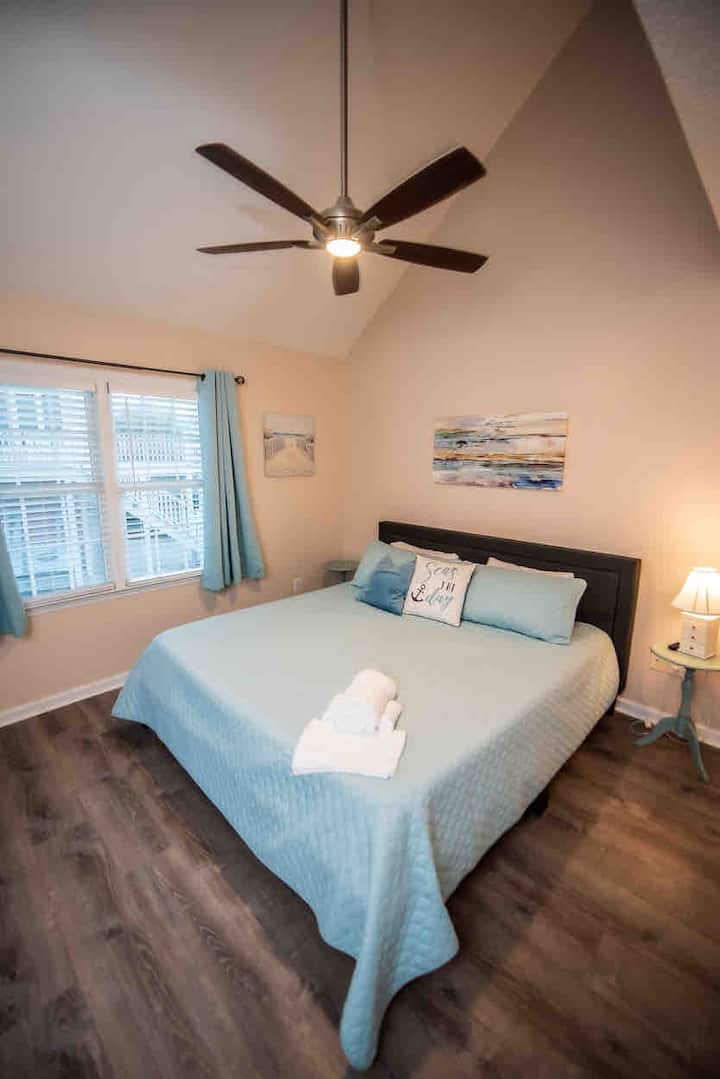 يحتوي الطابق الرئيسي لدينا على حمام خاص به وسطح خاص به.