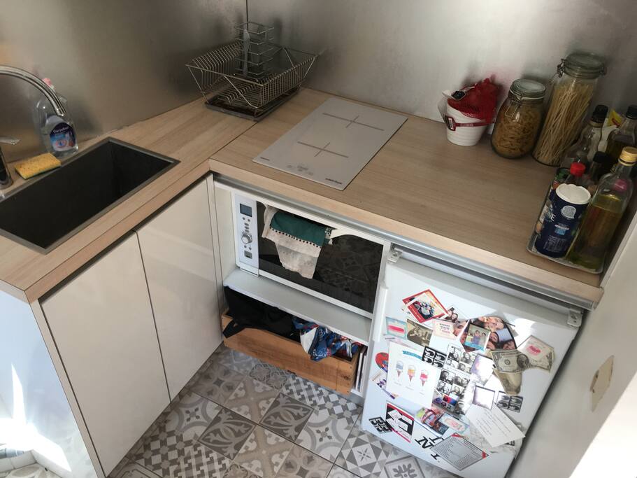 Cuisine fonctionnelle tout équipée.