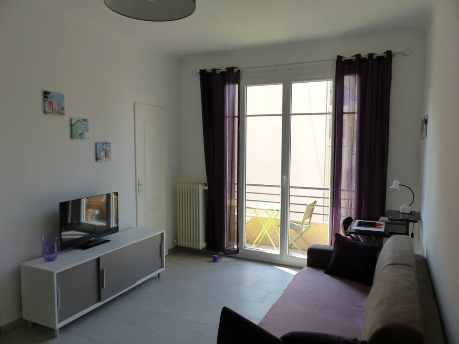 Salon donnant sur le balcon.