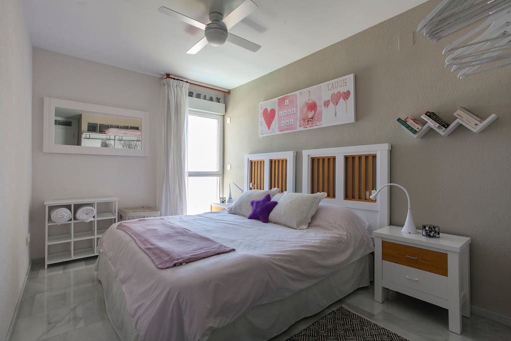 Dormitorio principal con baño integrado en la habitación