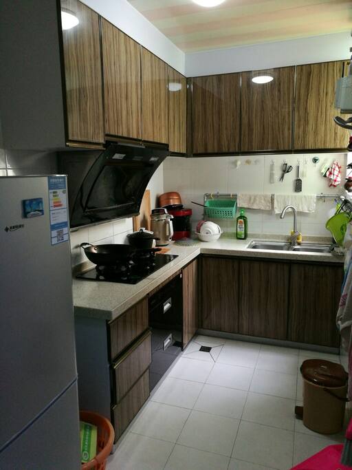 Clean bright kitchen, well organized tools, always dry and neat floor, good quality ingredients and olive oil of Spain. You are free to make the best of it, no extra cost to you on condition no wasting.
And we provide breakfast if you like, you can eat what we eat.