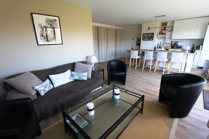 พื้นที่นั่งเล่นเปิดโล่งไปทางระเบียงมีหน้าต่างบานใหญ่หลายบาน...