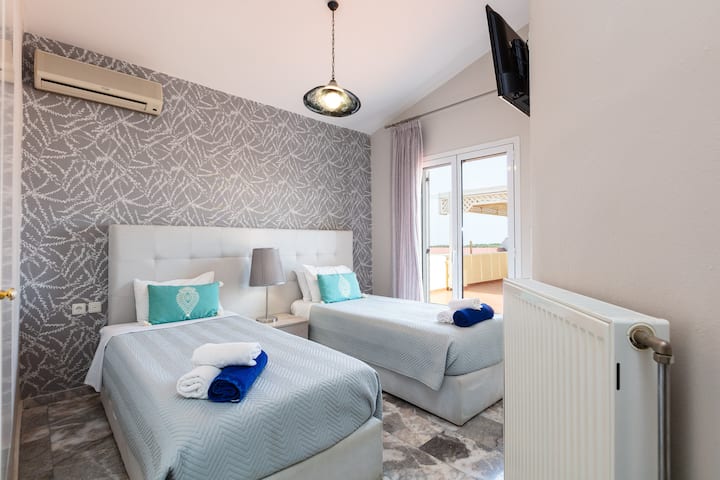 First floor twin bedroom with access to the 80m2 balcony