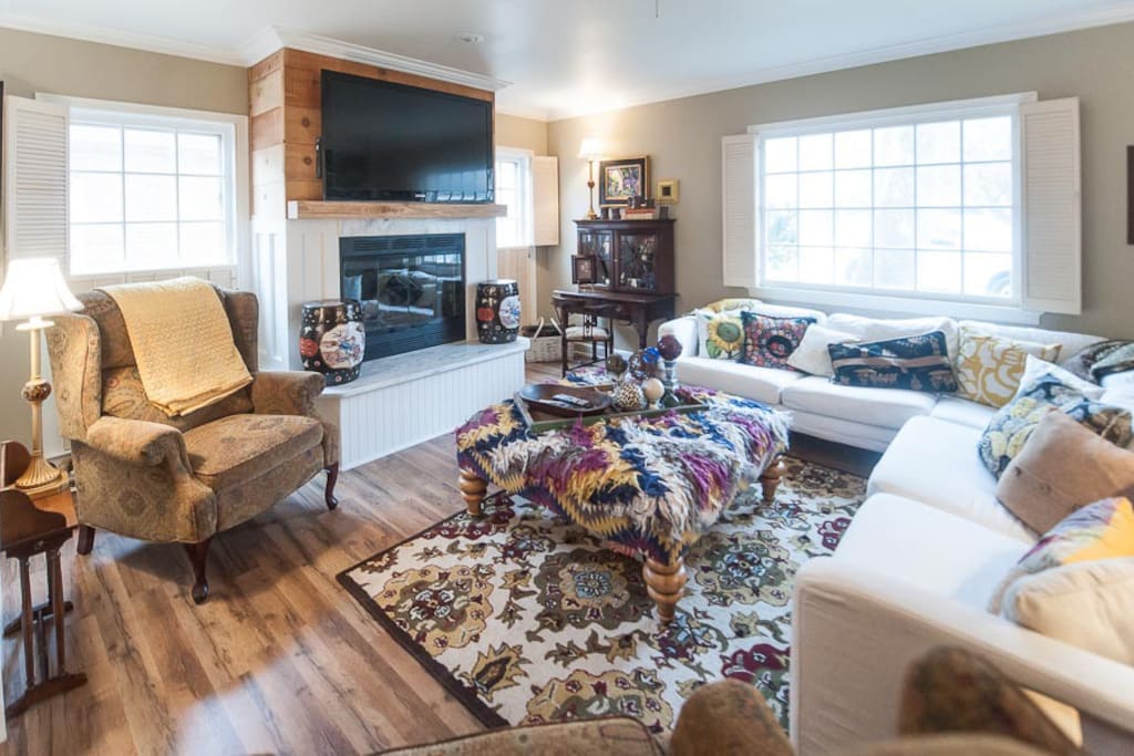 Living area w/fireplace, 55" flat screen & seating for everyone!