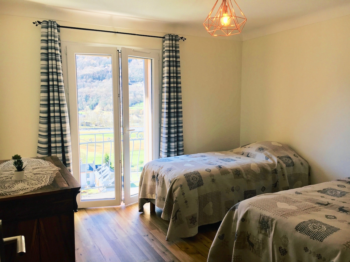 غرفة نوم بسريرين 90 ومخزن وشرفة - إطلالات على الجبال