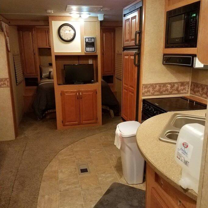 Kitchen/ ENTERTAINMENT CENTER