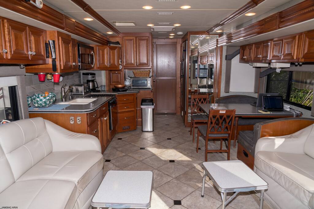 Kitchen & Dinette