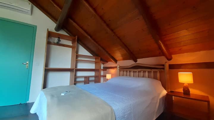 Главна стая с климатик и балкон...