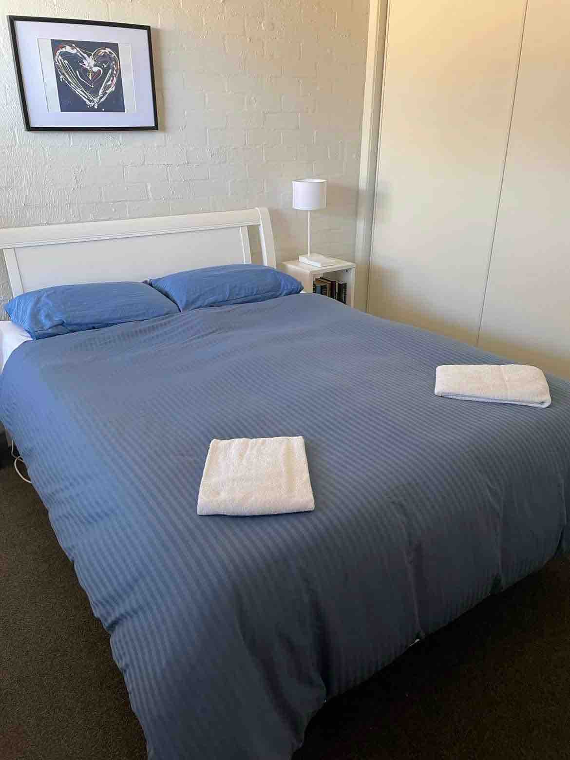 Главна спална соба со брачен кревет (широк 150-179 см) и од подот до таванот вградена во гардероби.