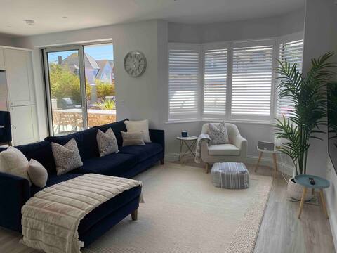 Top Airbnb: Luxury 3 Bed Beach House with Parking & Garden in Christchurch