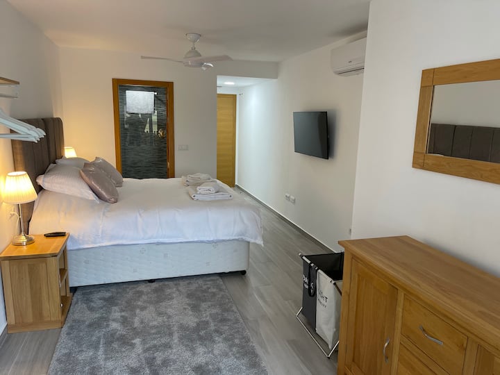 חדר שינה ראשי גדול, יכול להיות סופר קינג או מפוצל לשתי מיטות יחיד