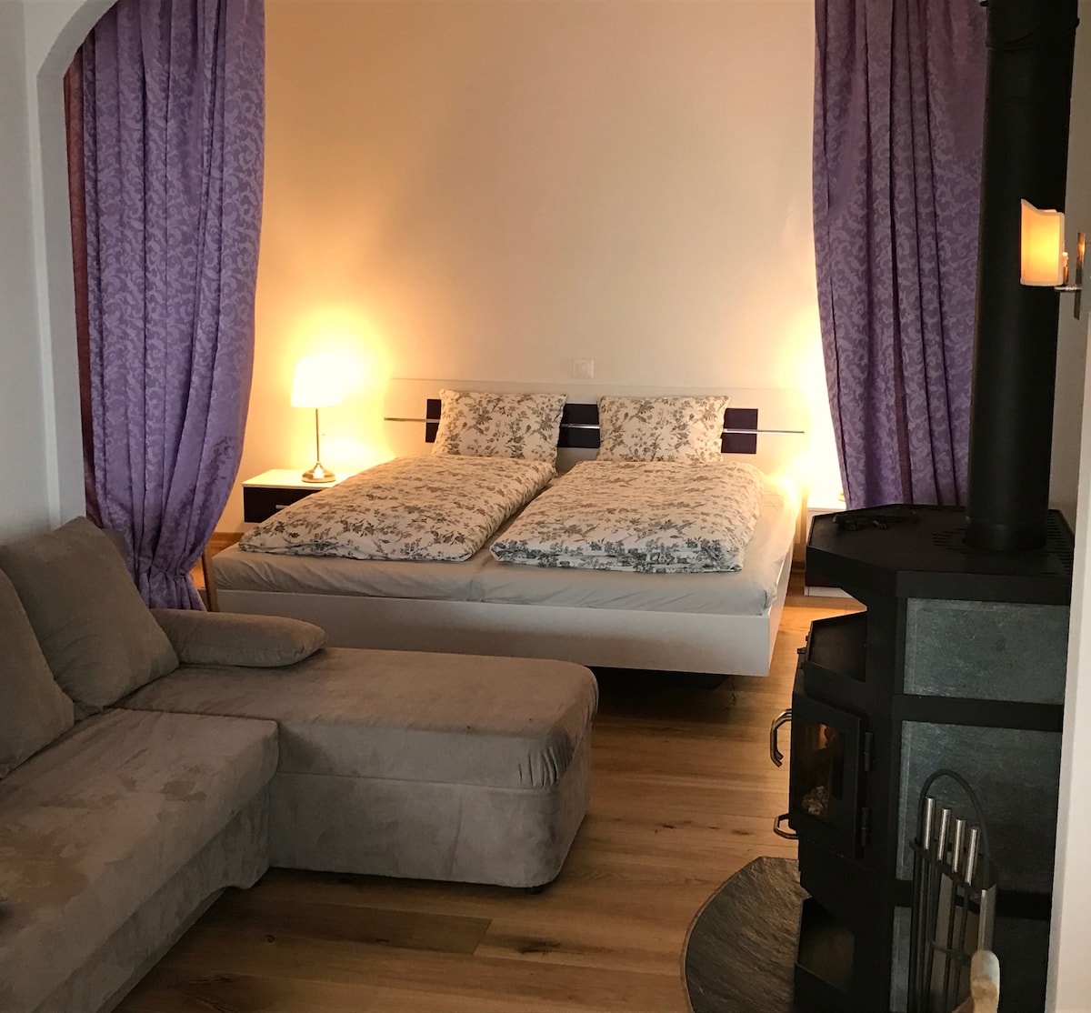 Изглед към спалнята (от всекидневната)