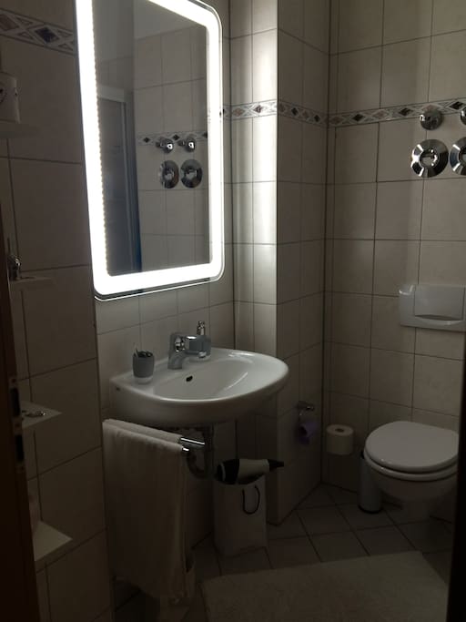 Badezimmer mit Dusche