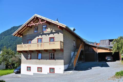 Sunny 4 Bedroom House close to centre and Ski Bus.