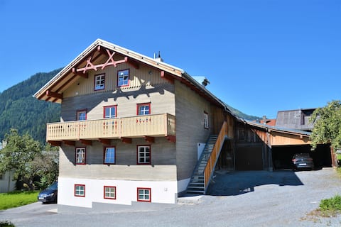 Sunny 4 Bedroom House close to centre and Ski Bus.