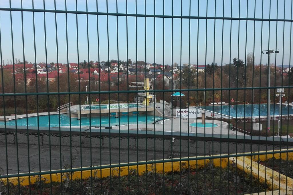 NUR 100m entfernt,
SCHWIMMBAD.