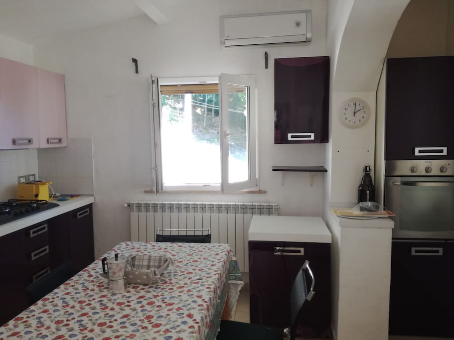 cucina dotata di lavastoviglie forno frigo