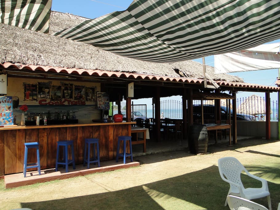 punto de reunion frente al mar para saborear u cóctel hay 50 variedades