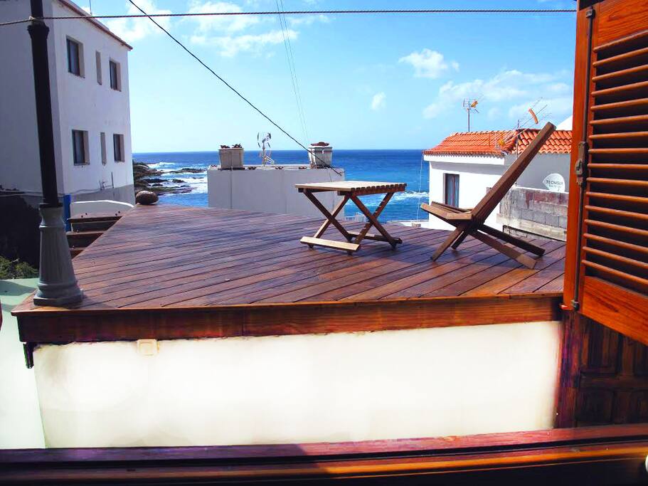 +24 degrees in the air, 24 meters to the beach, sun 24 days a month, 24 hours a day ;)