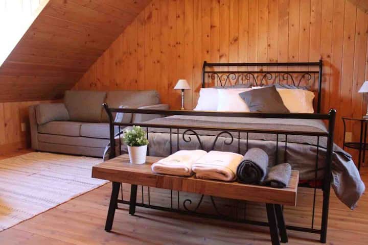 Соба на горниот кат со скриен кревет на дивината