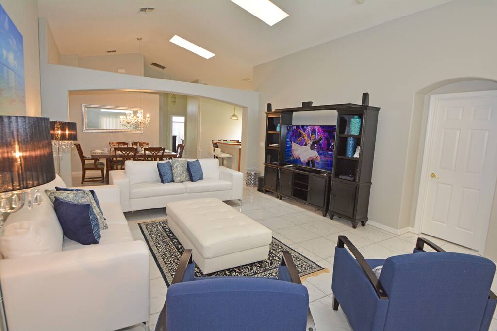 Entertainment Center, Dining Room, Indoors, Room, Couch