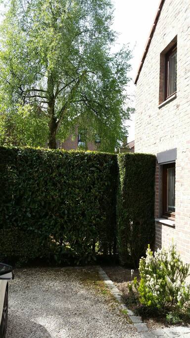 La fenêtre de la chambre est à l'étage, elle donne sur une allée privée.