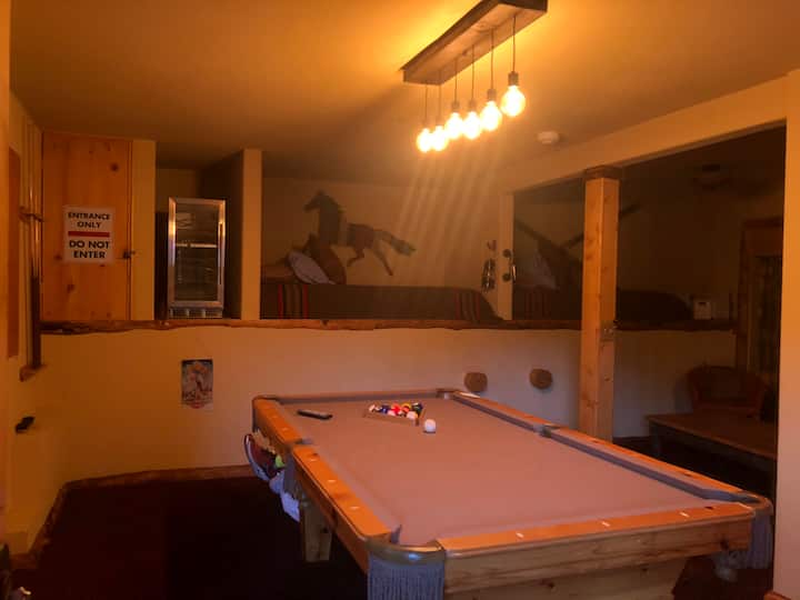 Donja soba - stol za bazen/pikado/dva odvojena kreveta