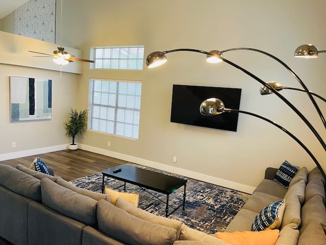 VACATION IN STYLE – 10 min from the strip!!