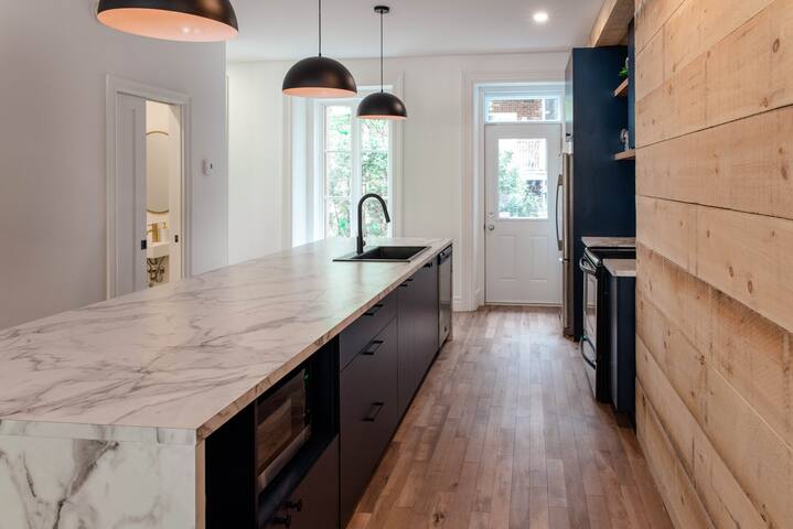 The Old New // Spacious 2000 sqft condo – Downtown gallery image 5