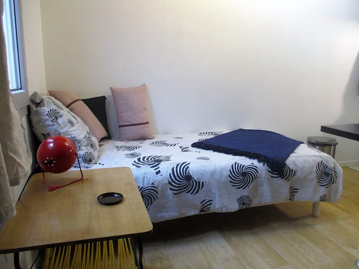 配备旧床头柜的床