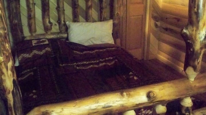 Kitanda cha ghorofa ya chini. 