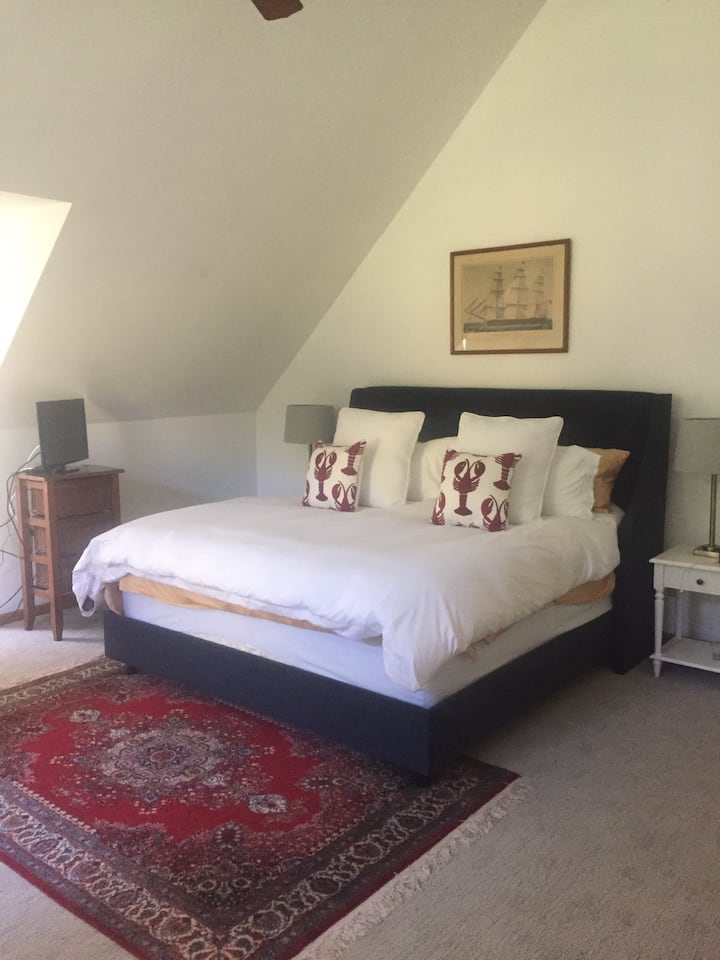 Belle suite parentale avec plafonds voûtés, télévision à écran plat avec câble, matelas en mousse à mémoire de forme.  Grand placard et buanderie.
