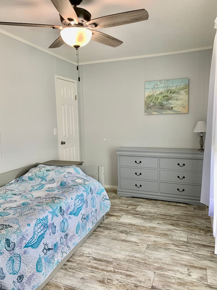 2º Quarto . Cama com gavetão. 
2 colchões de solteiro