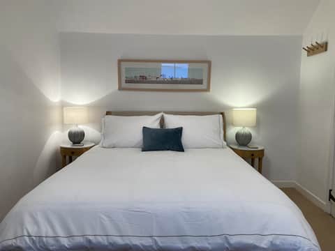 Top Airbnb: Cosy 3-bedroom coastal cottage with fireplace in Aldeburgh