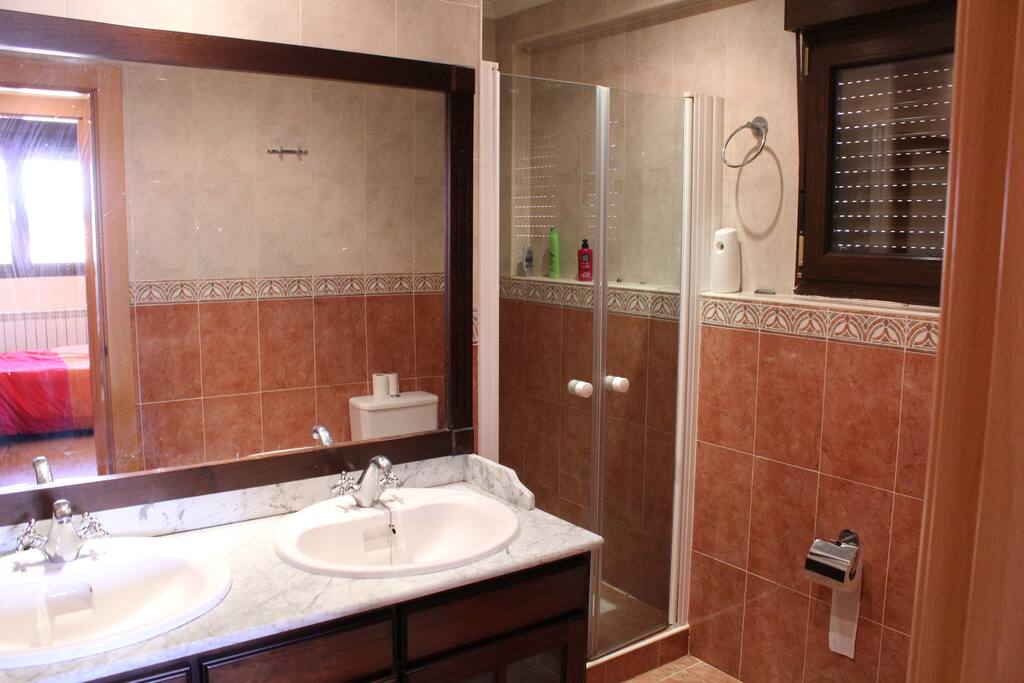 Lavabo doble y amplia ducha