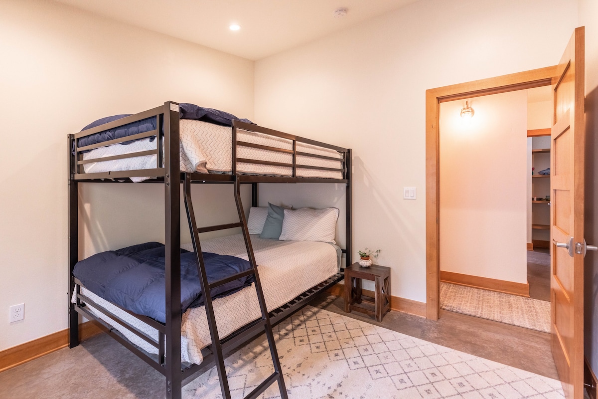 Guest bedroom (full over full bunks)