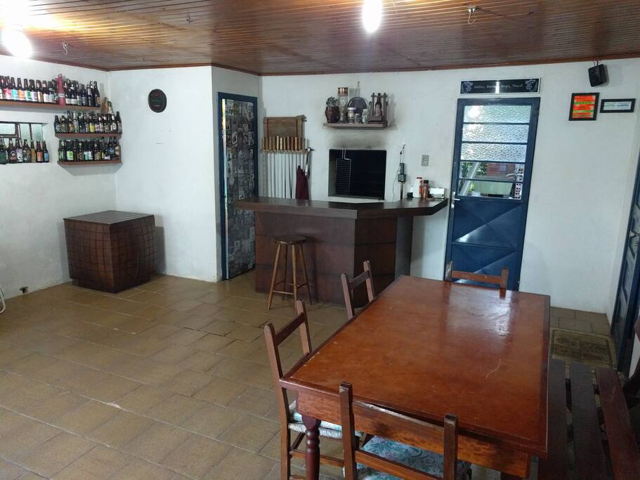 Garagem com lavabo e churrasqueira