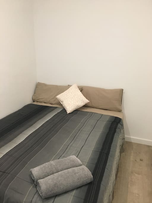 Habitación privada. Cómoda y tranquila. Ropa de cama nueva.